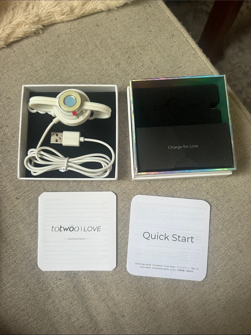 NEW in box Totwoo LOVE Smart Ring bracelet with Charger - White